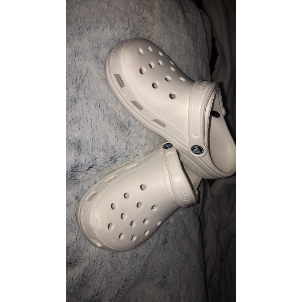 New white crocs w box, only worn a few times,